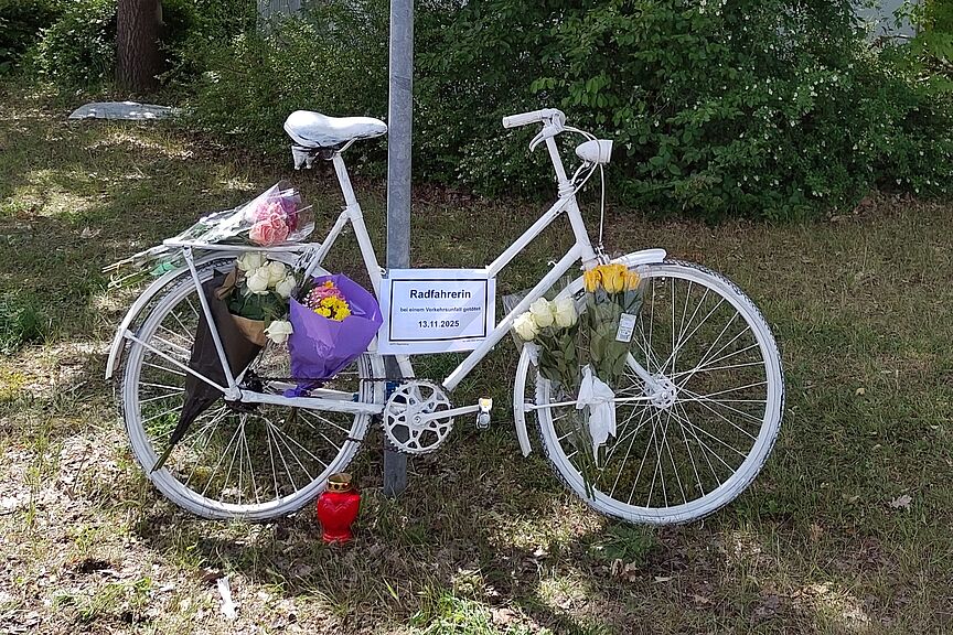 Ghostbike Neutraubling Mit Blumen geschmücktes weißes Fahrrad am Ortsschild von Neutraubling