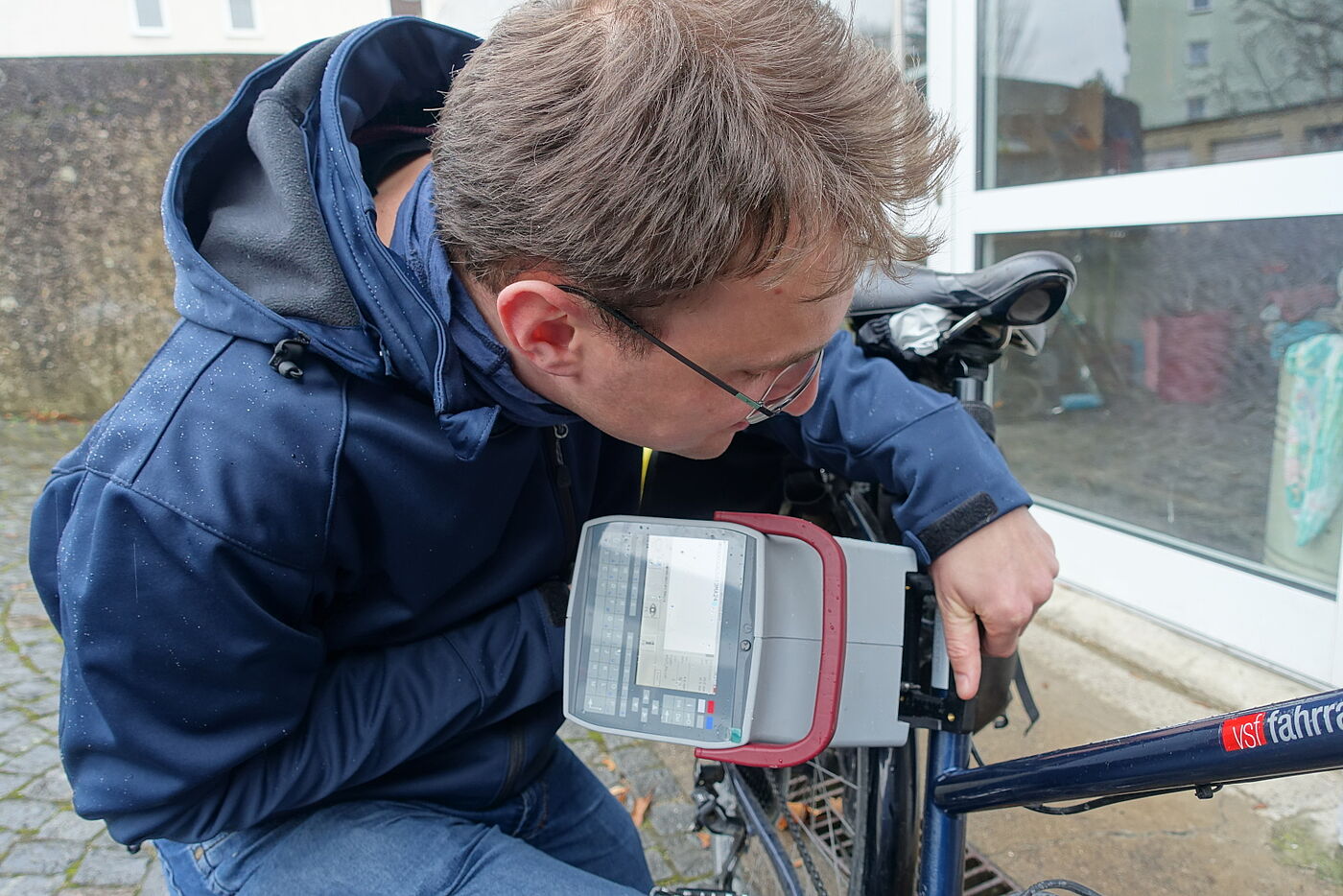 Ein Fahrrad wird mittel Prägecodierung codiert. 