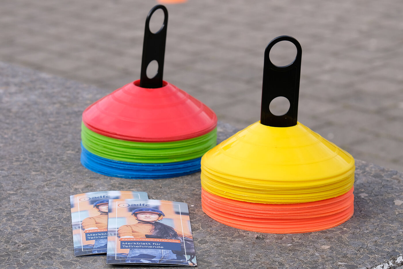 Flyer und Hütchen für Fahrradparcours