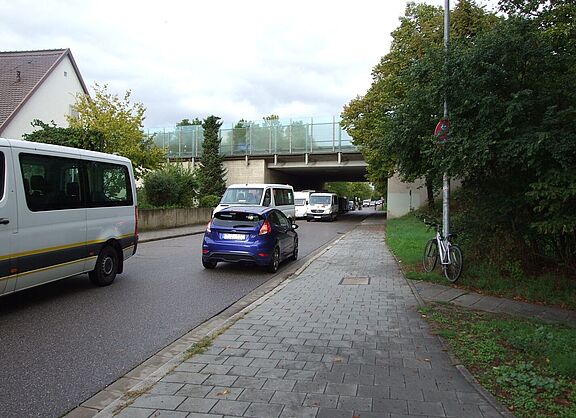 Kleinbusse und Pkws stauen sich, parkende Fahrzeuge stehen auf der Fahrbahn.