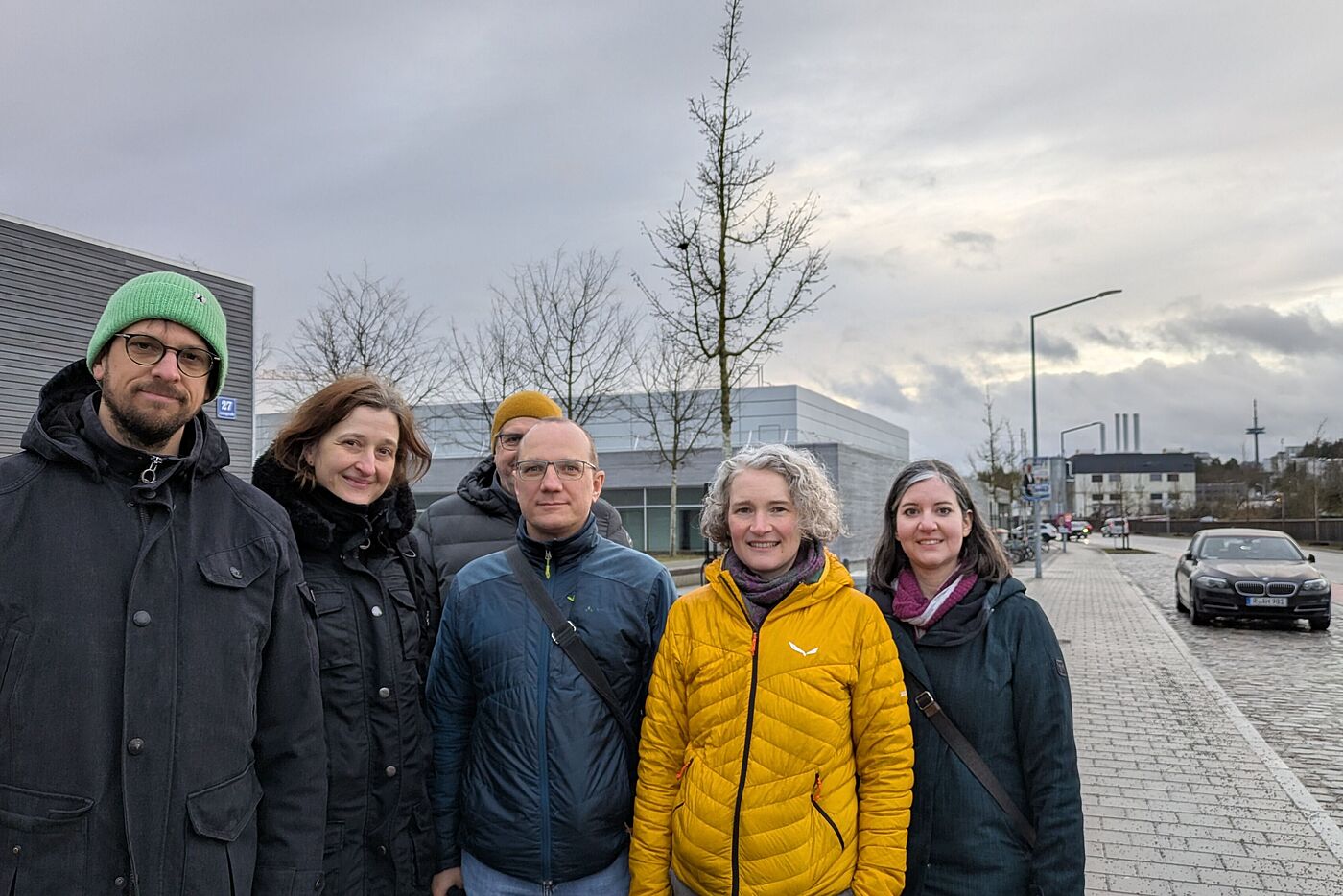 Gruppe von Personen vor dem "Kiss & Ride" Bereich an der Kreuzschule