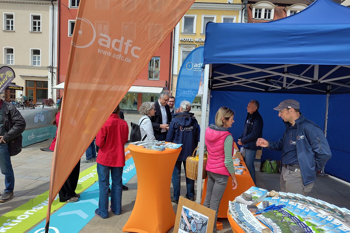 Standbesucher am ADFC Stand. 