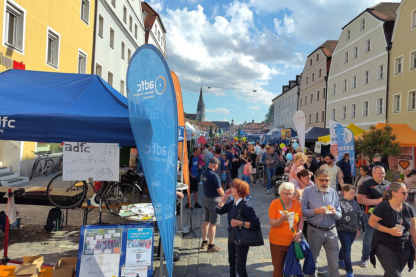 Besucherinnen und Besucher an Ständen beim Ehrenamtsfest