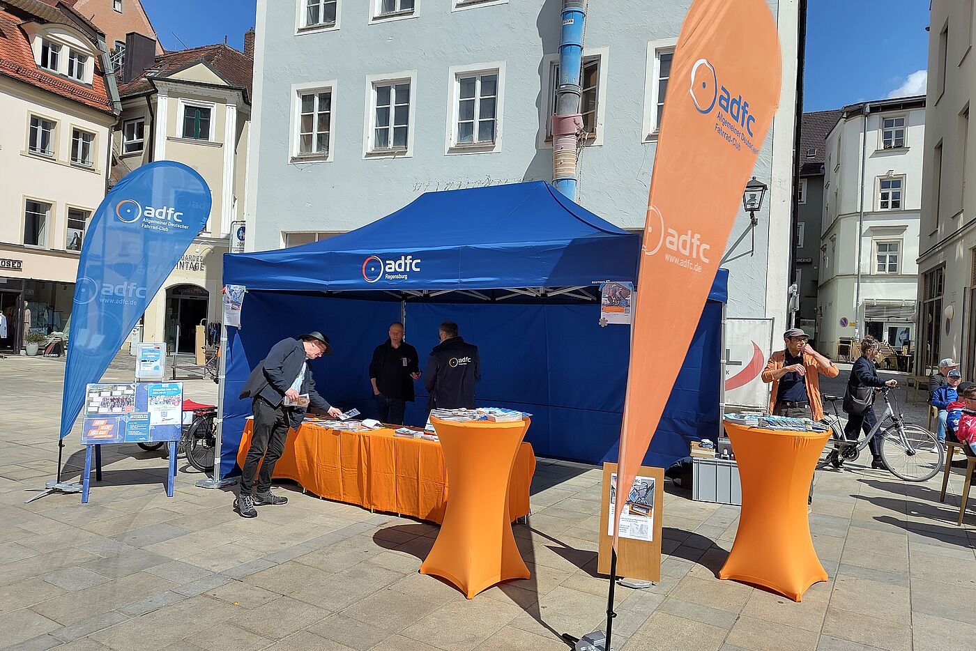 Blauer ADFC Pavillon bei Regensburg mobil