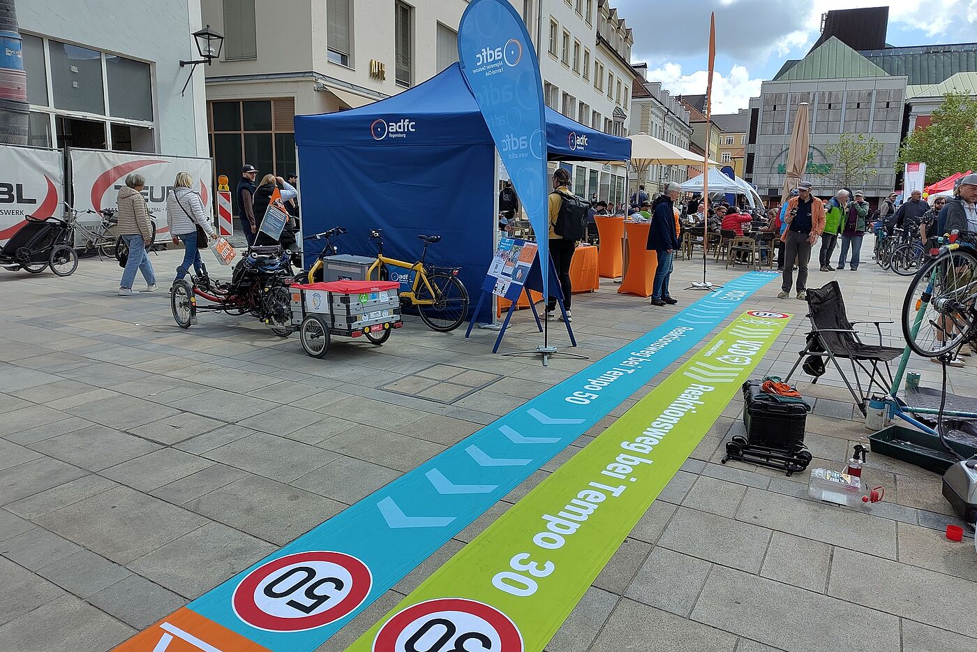 Ausgerollte Banner zu den Bremswegen bei Tempo 50 im Vergleich zu Tempo 30