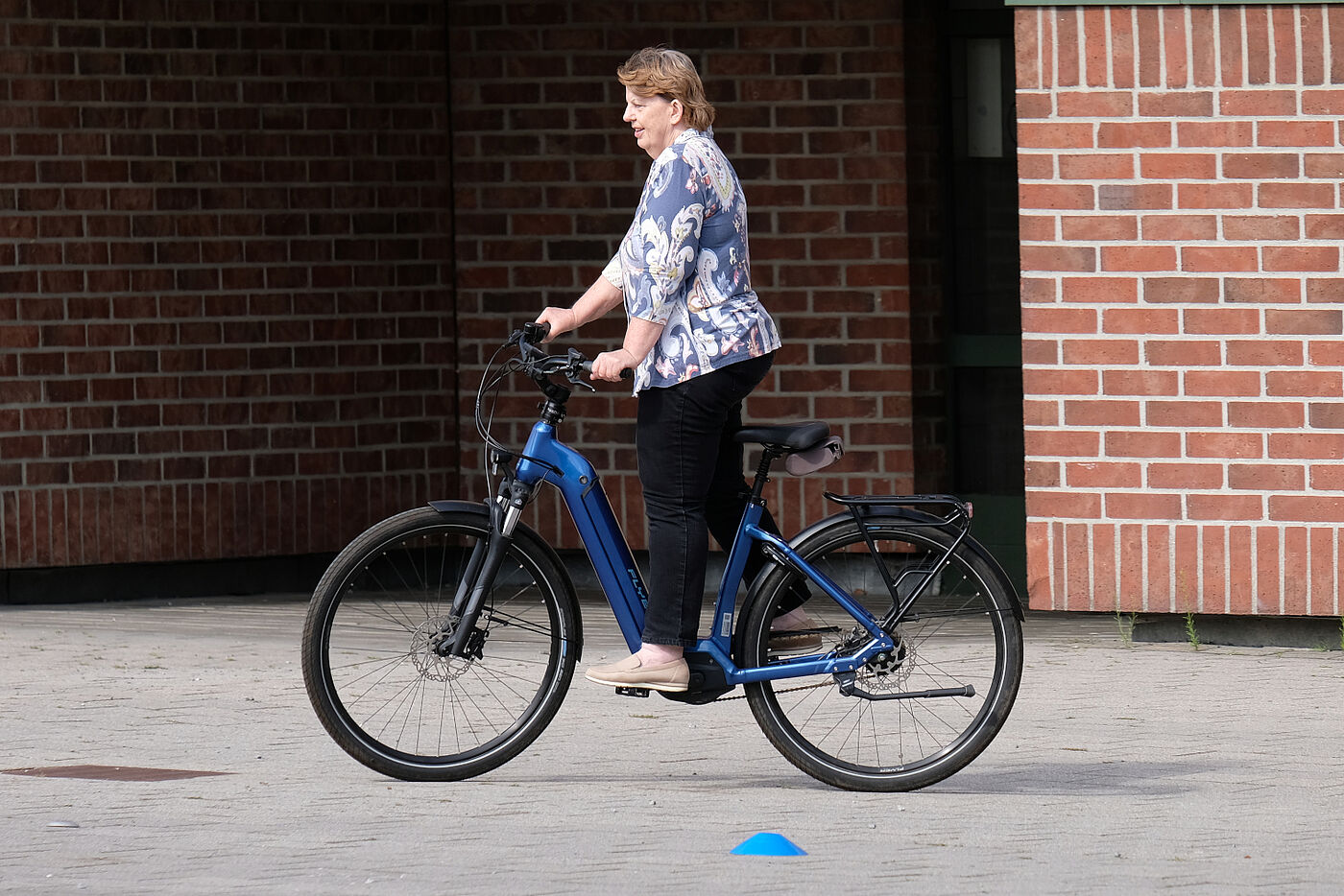 Frau fährt Fahrrad