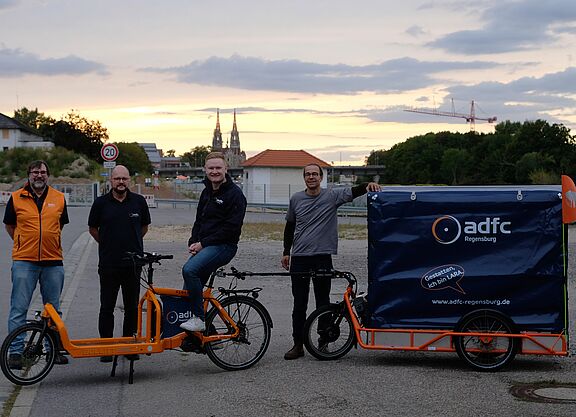 ADFC Lastenrad mit dem neuen Lastenanhänger. 