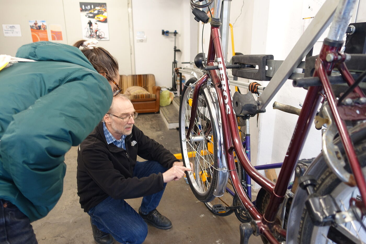 Mann erklärt Fahrradreparatur