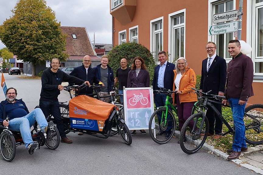 Vertreterinnen und Vertreter des Landkreises, der Stadt Regensburg und der beteiligten Kommunen, darunter Landrätin Tanja Schweiger und Planungs- und Baureferent Florian Plajer sowie Benedikt Benz, Ingolf Radcke, Regine Wörle und Winfried Heidrich vom ADFC Regensburg bei der Eröffnung der südlichen Verlängerung der rr12