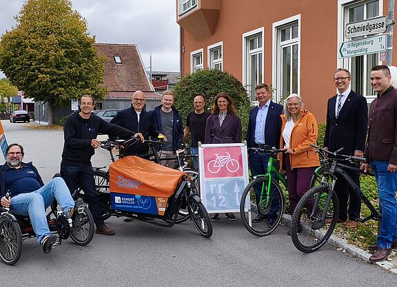 Vertreterinnen und Vertreter des Landkreises, der Stadt Regensburg und der beteiligten Kommunen, darunter Landrätin Tanja Schweiger und Planungs- und Baureferent Florian Plajer sowie Benedikt Benz, Ingolf Radcke, Regine Wörle und Winfried Heidrich vom ADFC Regensburg bei der Eröffnung der südlichen Verlängerung der rr12