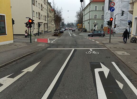 Neue Busspur mit Freigabe für den Radverkehr in der Augsburger Straße an der Kreuzung Gutenbergstraße