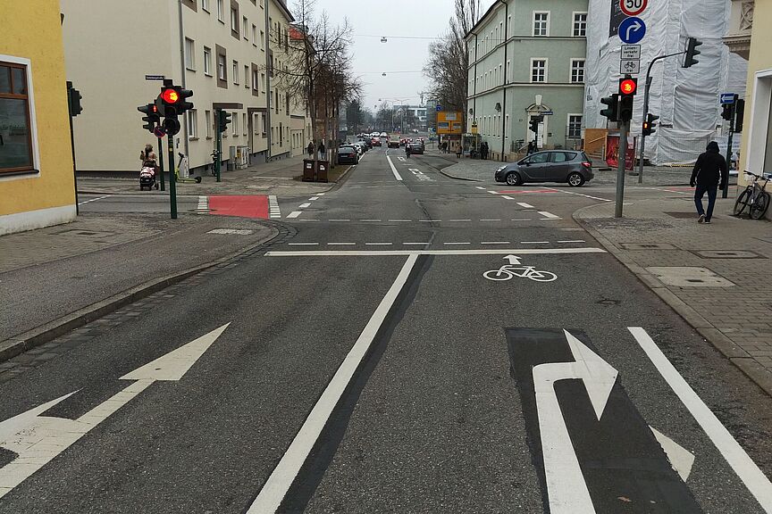 Neue Busspur in der Augsburger Straße an der Kreuzung Gutenbergstraße Neue Busspur mit Freigabe für den Radverkehr in der Augsburger Straße an der Kreuzung Gutenbergstraße