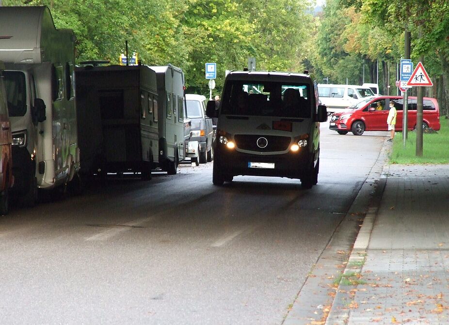 Zugeparkte Unterführung am Weinweg Ein Kleinbus fährt durch eine Unterführung
