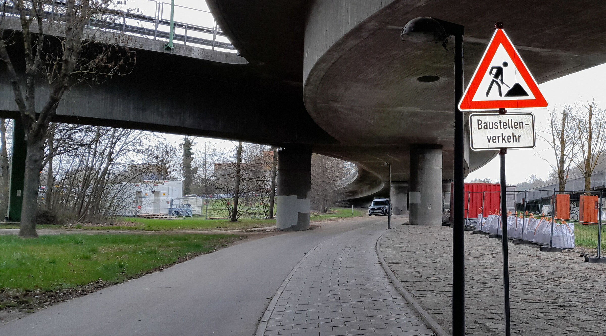 Baustellenschild vor der Geh- und Radwegbrücke über den Europakanal bei Pfaffenstein. 