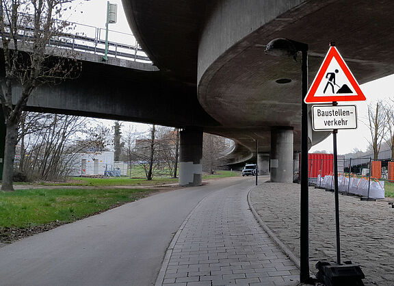 Baustellenschild vor der Geh- und Radwegbrücke über den Europakanal bei Pfaffenstein. 