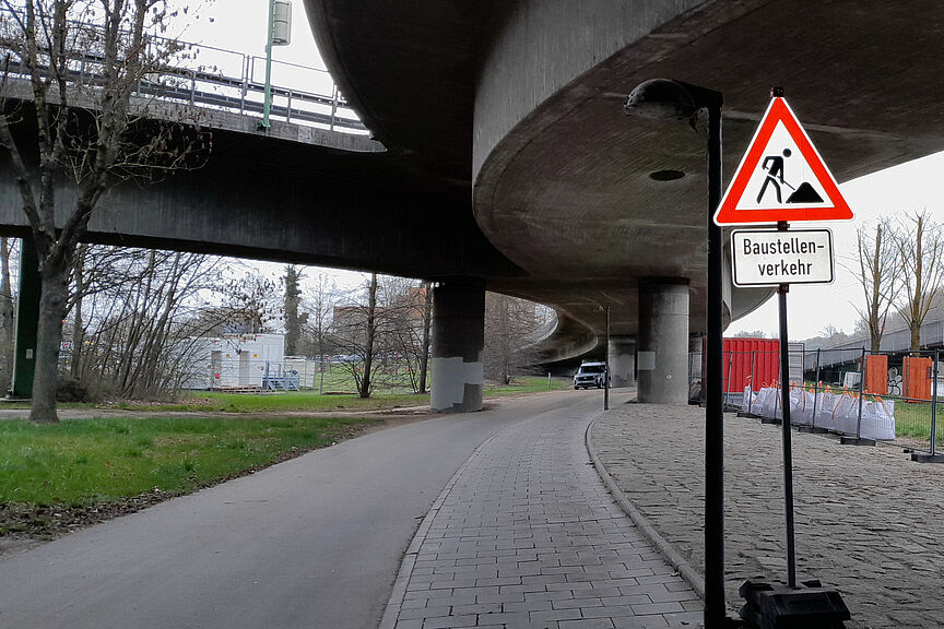 Baustellenbild Pfaffensteiner Brücke Baustellenschild vor der Geh- und Radwegbrücke über den Europakanal bei Pfaffenstein.