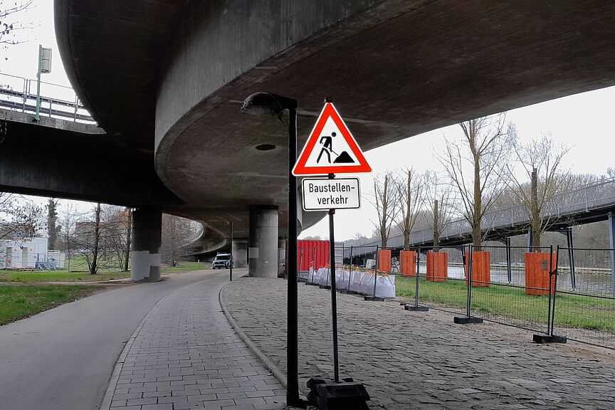 Baustellenschild vor der Baustelle an der gesperrten Brücke bei Pfaffenstein