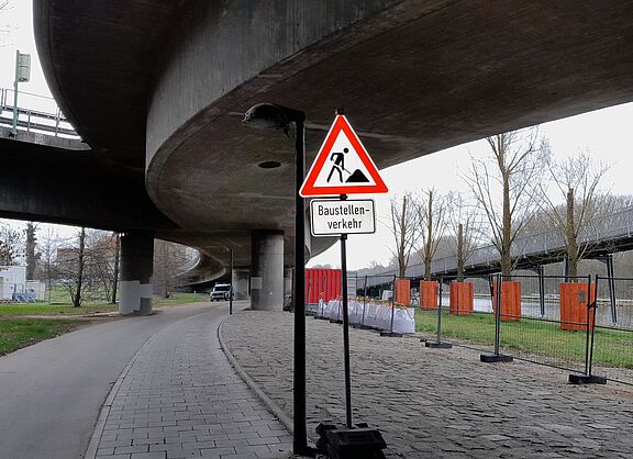 Baustellenschild vor der Baustelle an der gesperrten Brücke bei Pfaffenstein