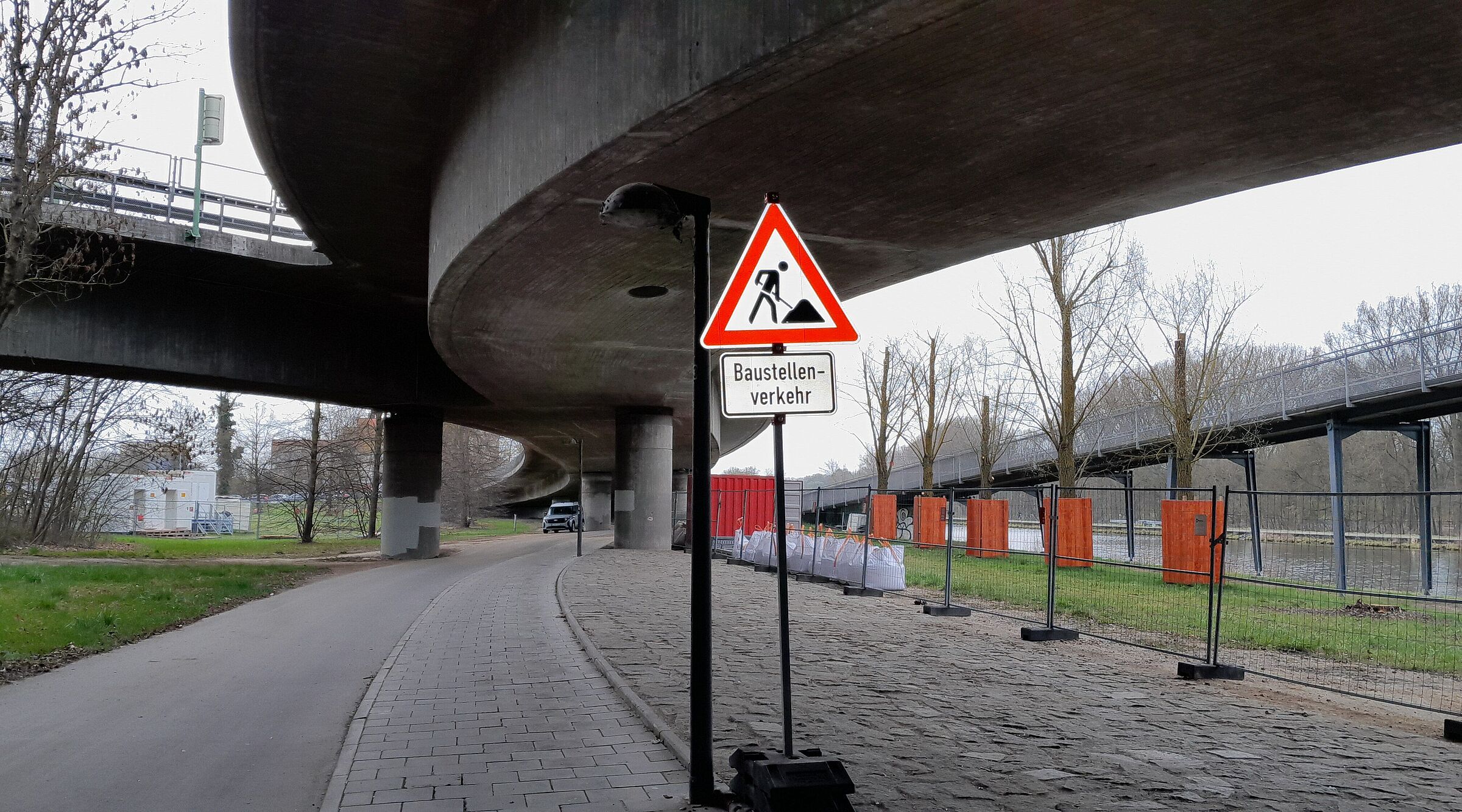 Baustellenschild vor der Baustelle an der gesperrten Brücke bei Pfaffenstein