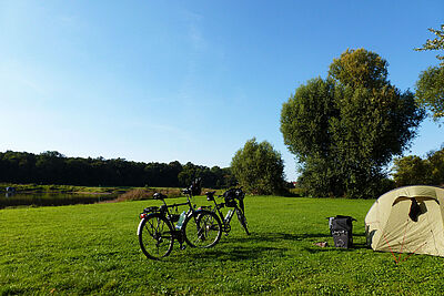 Campen an der Elbe mit dem Fahrrad.
