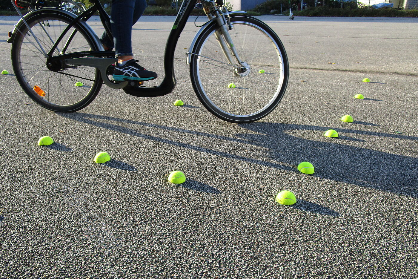 Fahrradparcour mit geteilten Tennisbällen und Radfahrer